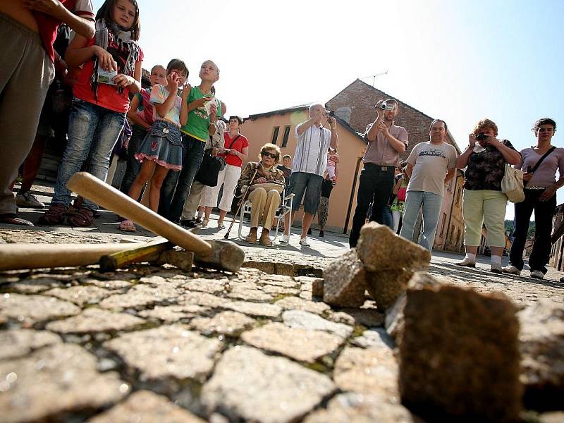 Památku židovské rodiny Liebesných odvlečené do koncentračních táborů uctili v sobotu odpoledne lidé v Lomnici na Brněnsku.