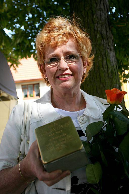 Památku židovské rodiny Liebesných odvlečené do koncentračních táborů uctili v sobotu odpoledne lidé v Lomnici na Brněnsku.