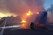 Jihomoravští hasiči zasahovali v úterý večer u požáru na dálnici D1 na 174. kilometru ve směru do Prahy.
