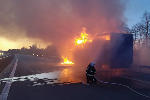 FOTO: Hořící kamion s paletami na D1 u Brna. Podívejte se, co z něj zbylo