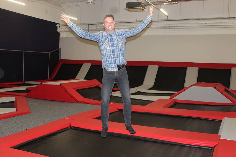 V brněnském obchodním centru Futurum otevřeli v sobotu nový trampolínový park Jump Academy. Skákání si tam vyzkoušel i fotbalový bavič Petr Švancara.