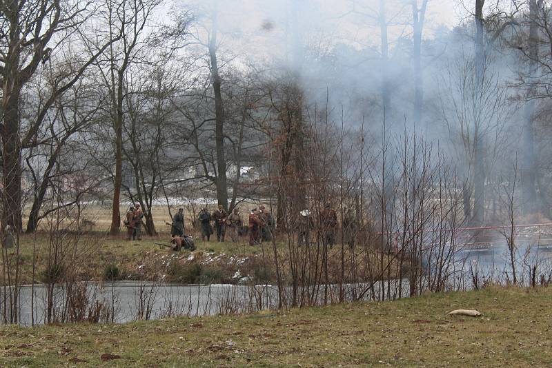 Nadšenci vojenské historie předvedli ve Skalici nad Svitavou rekonstrukci bitvy z druhé světové války, při které Rudá armáda zaútočila na nacistické jednotky u řeky Wisly.