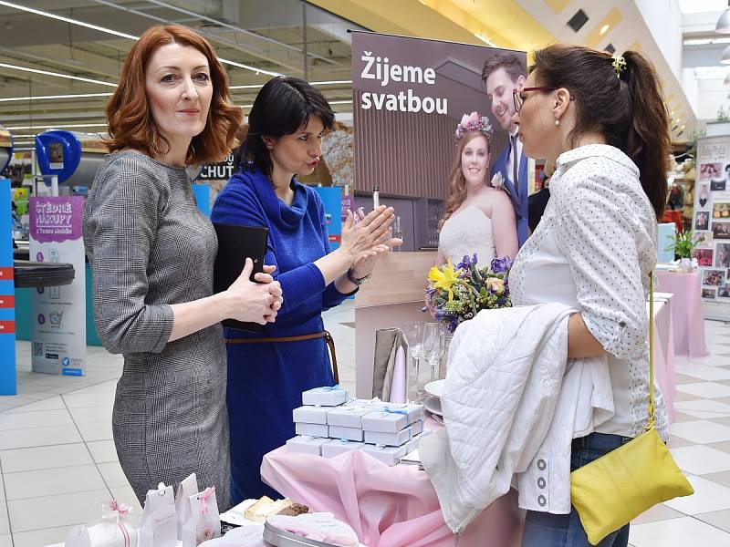 Svatební rady nastávající nevěsty i jejich ženiši mohli získat v neděli v brněnském Nákupním centru Královo Pole. V čtyřhodinovém bloku s nimi organizátoři probrali a ukázali zdobení svatebních kytic nebo zkrášlování nevěst před jejich velkým dnem. 