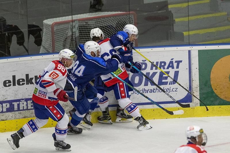 Brněnští hokejisté (v modrém) hráli s Třebíčí 3:3, když se kvůli mlze z pyrotechniky přípravný zápas předčasně ukončil.