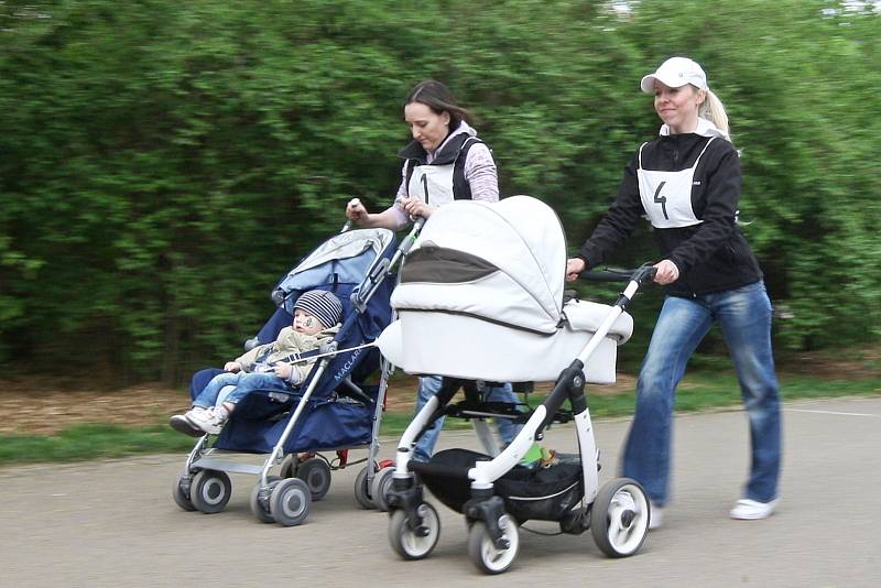 Brněnský park Lužánky v neděli zaplnili rodiče závodící s kočárky.