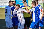 Líšeňští fotbalisté (v bílém) prohráli na domácím hřišti s Vlašimí 1:3.