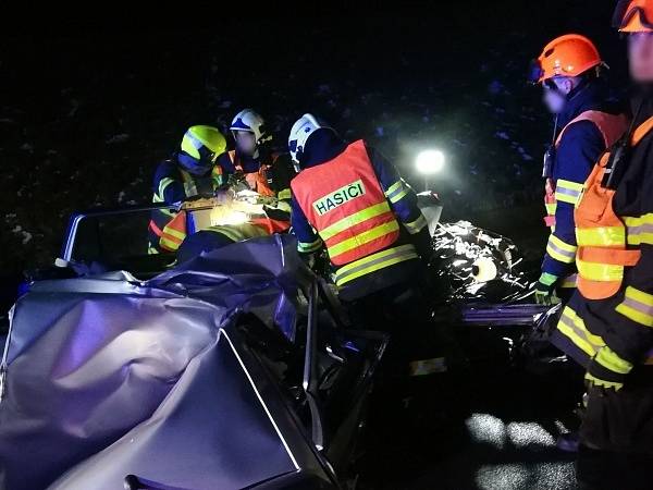 Na dálnici bouralo auto a kamion. Nehodu jedna žena nepřežila.