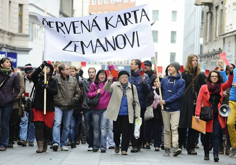 Červenou kartu pro Zemana v Brně zvedlo přes pět set lidí.