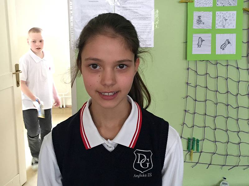Desetiletá Karolína Kovářová vyhrála soutěž Uč se anglicky a dobudeš svět.
