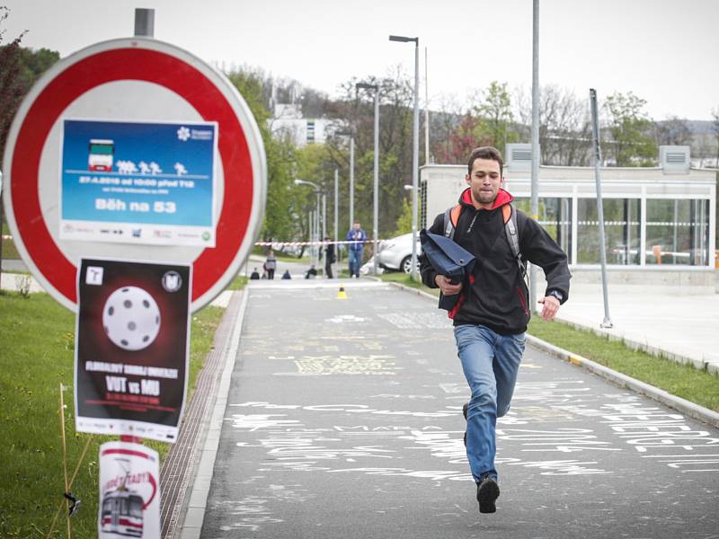 Doběhnout na poslední chvíli autobus nebo si počkat na další? Podobné dilema řeší podle pořadatelů Běhu na 53 mnoho studentů, kteří využívají linku 53. 