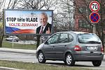 I když už své voliče ovlivnily, visí billboardy s politickými kandidáty stále kolem jihomoravských silnic.