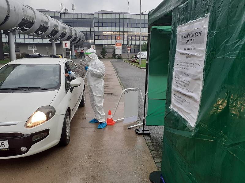 Někteří Brňané v karanténě už hlasovali ve sněmovních volbách z auta na takzvaném drive-in stanovišti na brněnském výstavišti.