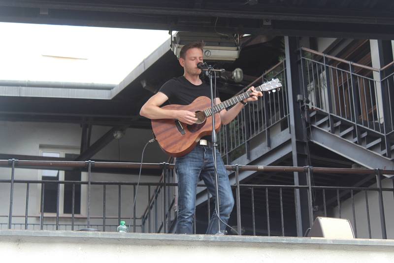 Umělci v Brně hráli na autech, balkónech, rikšách i na ulici. Součástí festivalu Maraton hudby byl i busking