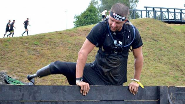 Rodák ze Žďáru zvládl Spartan Race i bez nohy. Také díky speciální protéze