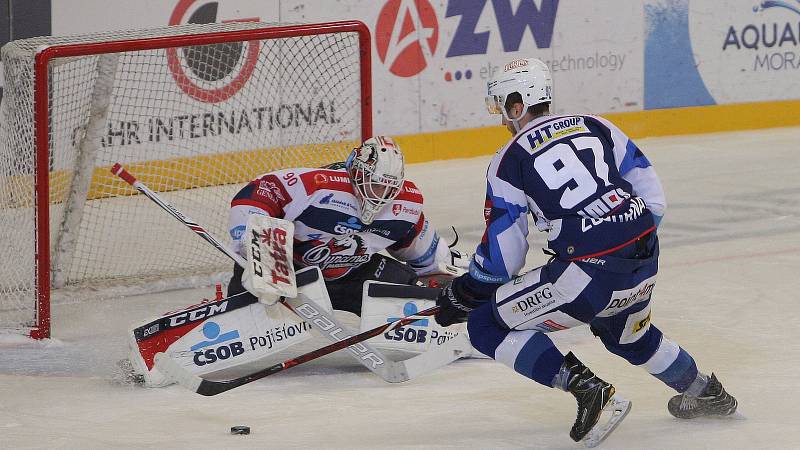 Hokejisté brněnské Komety v 47. extraligovém kole doma přetlačili Pardubice 2:1. Na snímku Radim Zohorna - dává vítězný gól.