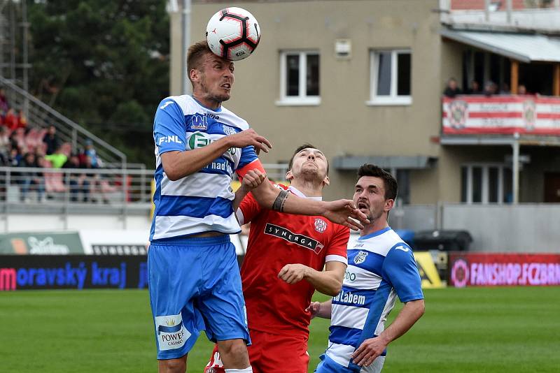 21. kolo druhé ligy mezi domácí FC Zbrojovkou Brno (v červeném) proti FK Ústí nad Labem.