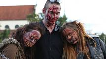 Na Moravském náměstí v Brně se střetly dva tábory lidí. Zombie a přeživší.