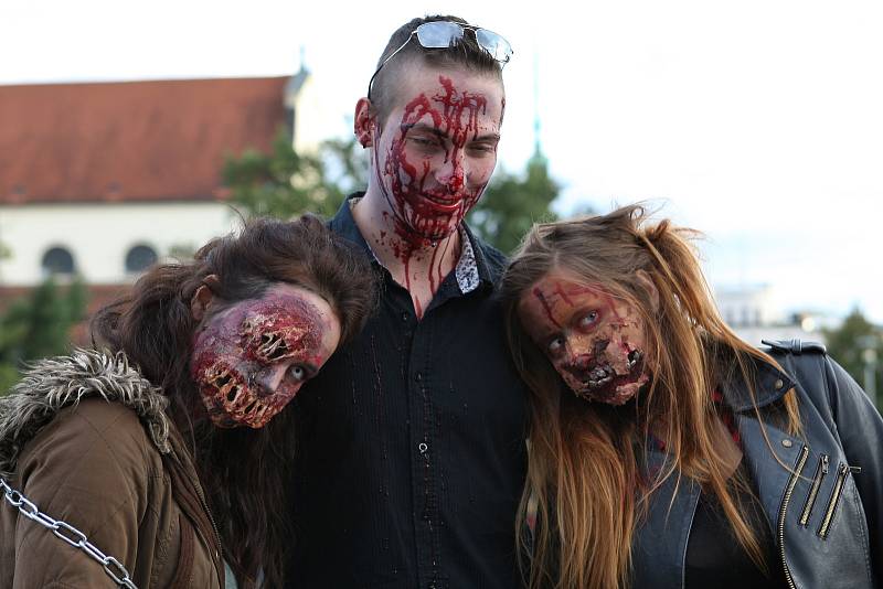 Na Moravském náměstí v Brně se střetly dva tábory lidí. Zombie a přeživší.