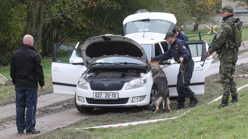 V areálu rozvodny v Sokolnicích na Brněnsku ve středu cvičili zásahy vojáci, policisté a záchranáři Českého červeného kříže.