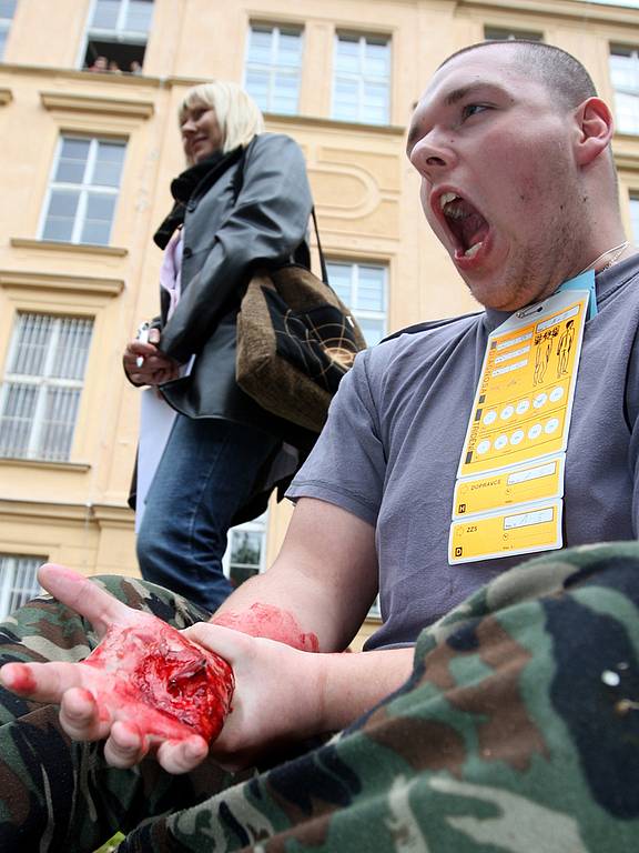 Nácvik hromadného neštěstí při vykolejení tramvaje.