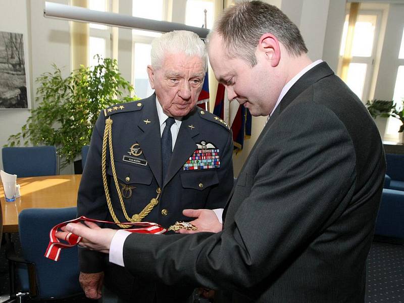 Bývalý bojový pilot Emil Boček na návštěvě u jihomoravského hejtmana Michala Haška.