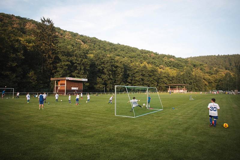 Fotbalová Líšeň po investici do hlavní tribuny na svém stadionu myslela také na svoji mládež. Ve čtvrtek večer třetiligový klub slavnostně otevřel Tréninkové centrum mládeže v Mariánském údolí.