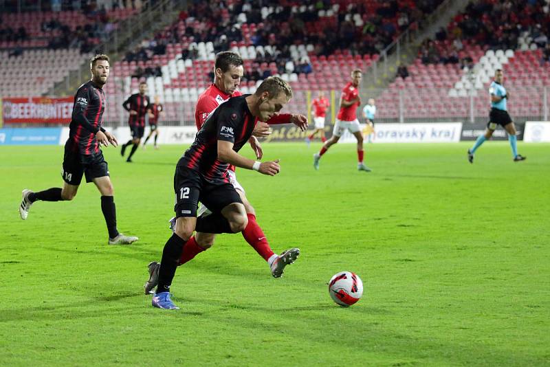 Brněnští fotbalisté (v červeném) zdolali Viktorii Žižkov 2:1 a dostali se do vedení druholigové tabulky.