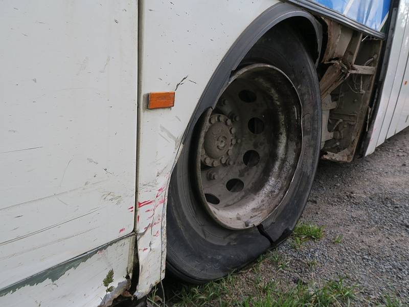 V neděli brzo ráno v Brně ukradl autobus značky Karosa a vydal se na projížďku přes Ostopovice do Uherského Brodu. Tam v autobusu přespal. Následující den boural u obce Hodějice na Vyškovsku.