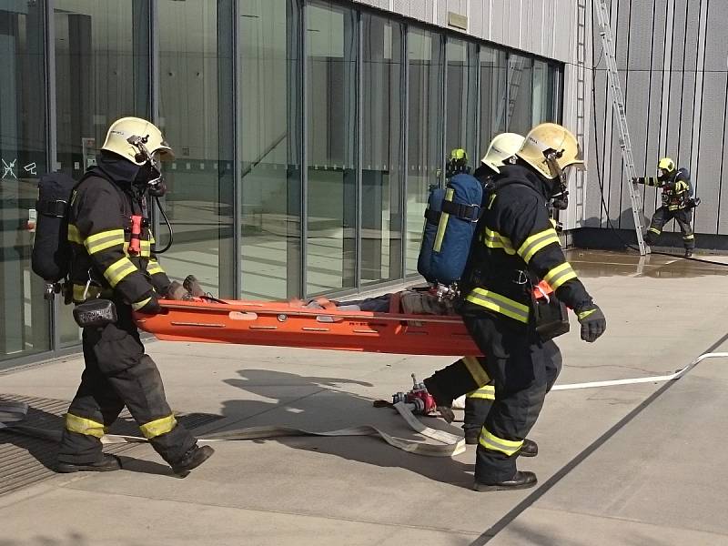  Ze střechy brněnské hvězdárny se valí tmavě šedý kouř. Z budovy se ozývá hlasité pískání požárního alarmu. Najednou se ozve několik ohlušujících ran. Hasiči mají na Kraví hoře cvičný zásah.