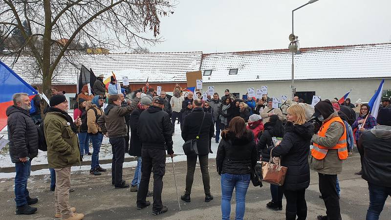 Protestní pochod a shromaždění před domem ministra zdravotnictví Jana Blatného v Jinačovicích na Brněnsku.