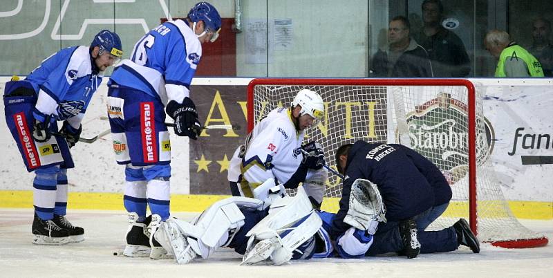 HC Kometa Brno (v modrém) vs. Rytíři Kladno.