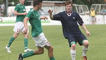 Fotbalisté Bohunic (v tmavém) slaví třetí vítězství v Jihomoravském poháru, když porazili městského rivala Bystrc 1:0.