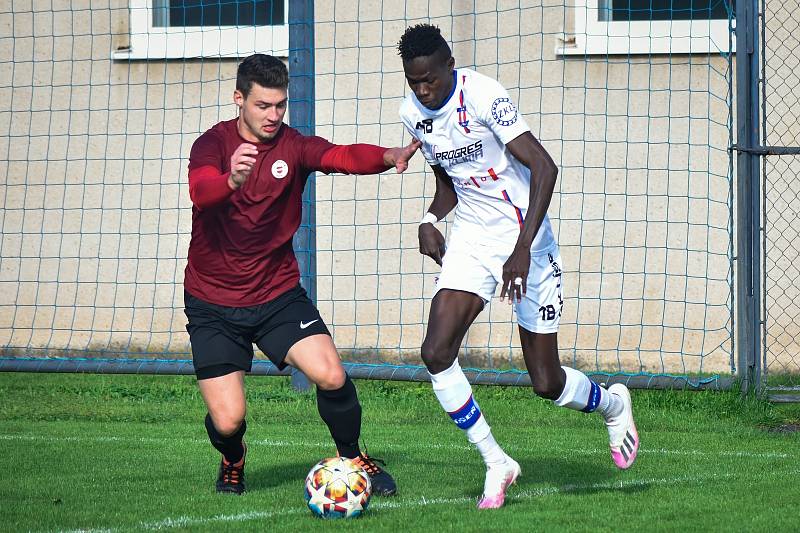 Senegalský záložník Lamine Fall (v bílém s číslem 18) byl na podzim jedním z pilířů líšeňské rezervy, které pomohl k titulu půlmistra v jihomoravském krajském přeboru.