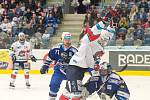 Hokejisté Chomutova porazili v úvodním zápase předkola play off extraligy Kometu Brno 2:1 v prodloužení. V 63. minutě rozhodl svou druhou brankou v utkání kanadský obránce Brett Skinner. Série hraná na tři výhry pokračuje v úterý opět na severu Čech.