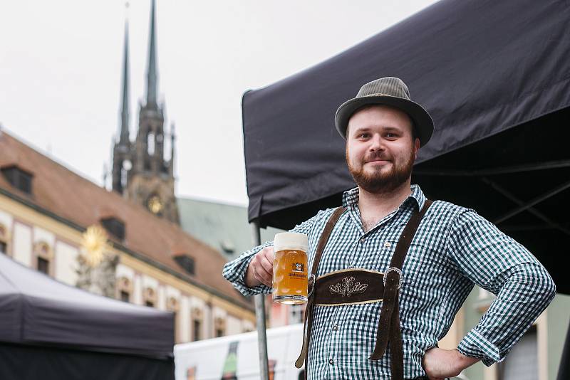 Pivní festival Oktoberfest na Zelném trhu potrvá celý víkend. Návštěvníci se mohou těšit na piva čepovaná do tupláků po vzoru mnichovské pivní slavnosti.