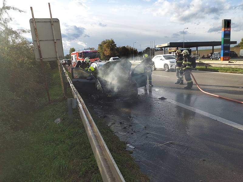 Auto skončilo u Podolí v plamenech. Řidič stačil vystoupit.