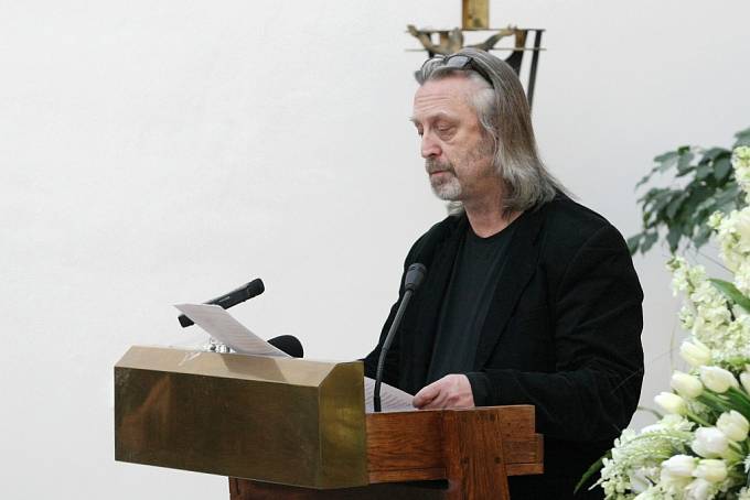 Jiří Vondrák v úvodu obřadu pronesl smuteční proslov