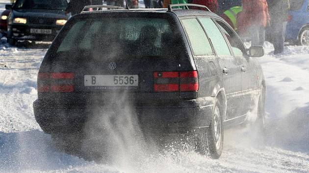 Sobotní Rallye Show Modřice nabídla zájemcům možnost vyzkoušet si s vlastním autem jízdu na sněhu nebo ledu v okolí Masarykova okruhu. 