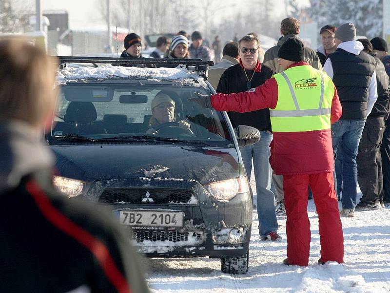 Sobotní Rallye Show Modřice nabídla zájemcům možnost vyzkoušet si s vlastním autem jízdu na sněhu nebo ledu v okolí Masarykova okruhu. 