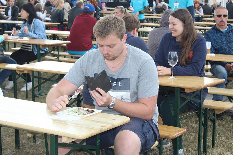 Lidé navštívili již osmý ročník festivalu Slavnosti moře. Letos byl na Kraví hoře. Návštěvníci tam ochutnali různé rybí speciality.