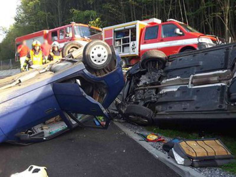 Dvě osobní auta se střetla v Úsuší na Brněnsku. Řidiči obou vozidel utrpěli středně těžká zranění