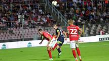 Fotbalisty Zbrojovky Brno (v červeném) nedohnal k bodům ani vyprodaný stadion, pražské Slavii podlehli 0:4