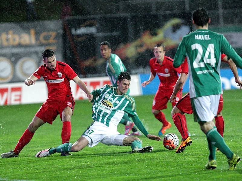 Brněnští fotbalisté (v červeném) zdolali na domácí půdě Bohemians 2:1.