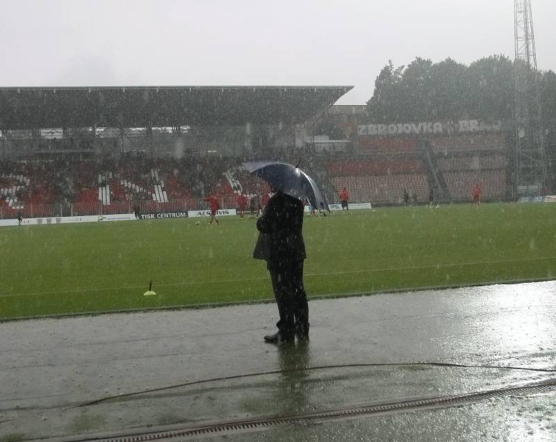 Natěšení brněnští fanoušci se nedočkali. Vítězem úvodního utkání nového prvoligového ročníku mezi domácí Zbrojovkou a pražskou Slavií se stal déšť. Rozhodčí zápas kvůli neregulérnosti hřiště odložil. 