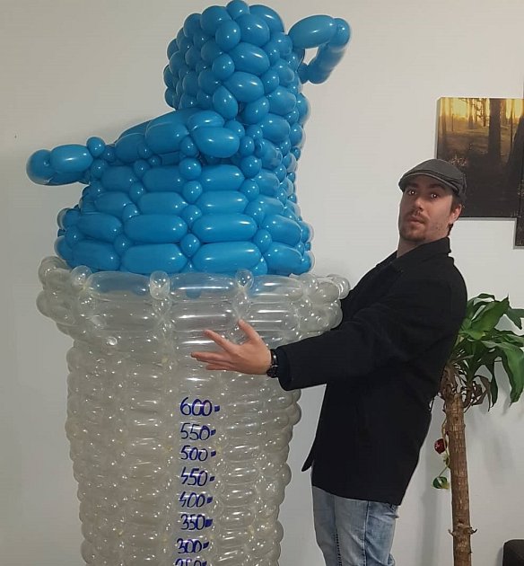 Tomáš Okurek z Brna má netradiční podnikání. Modeluje z balonků zvířata, vytvořil třeba i motorky a další výrobky.
