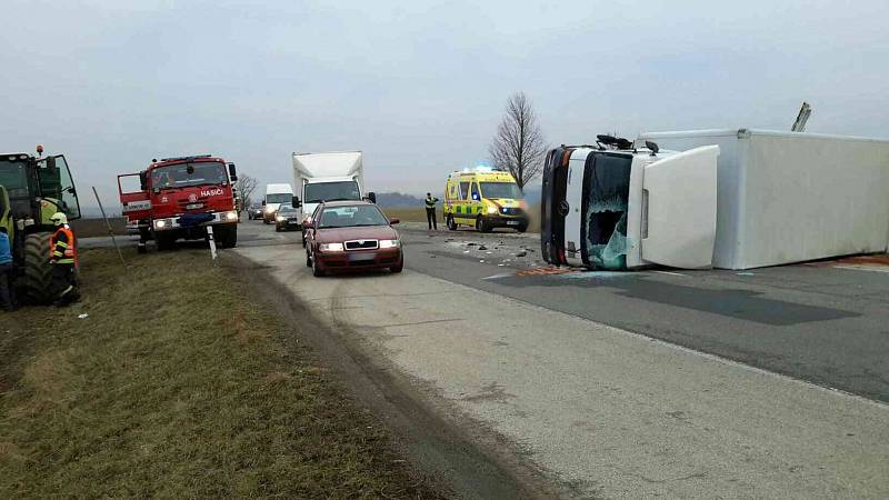 Kamion převrácený na bok zablokoval jeden z jízdních pruhů silnice 430 u obce Tvarožná na Brněnsku. Nákladní automobil se v pondělí převrátil po střetu s traktorem okolo osmé hodiny ráno.