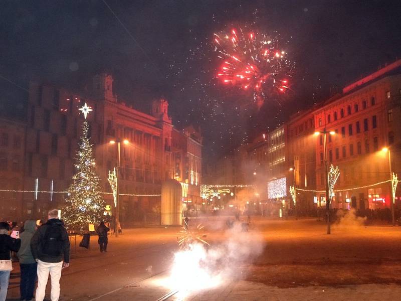 Silvestrovské veselí na brněnském náměstí Svobody.