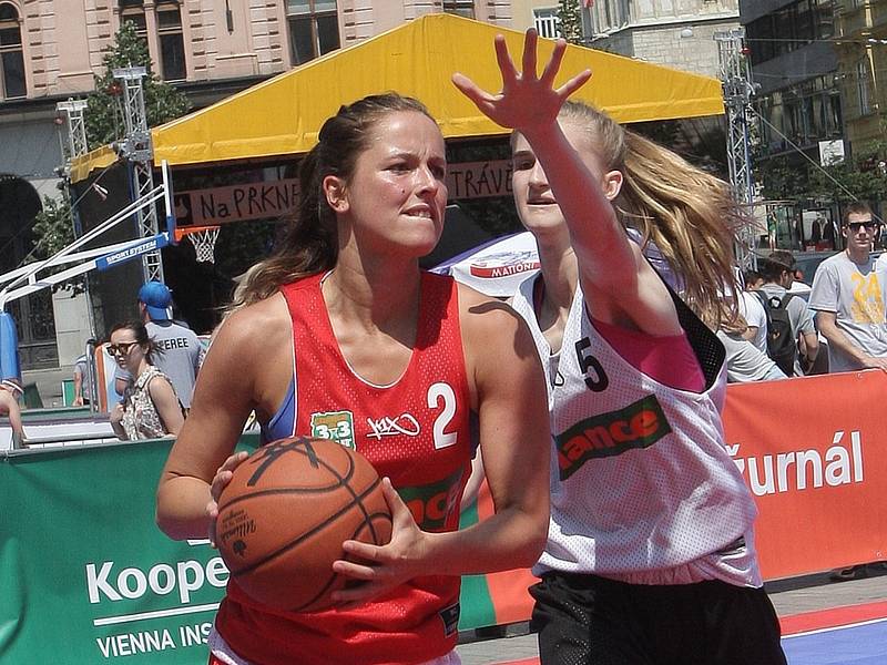 Letní šestidílný seriál basketbalové disciplíny tři na tři zavítal v sobotu také na brněnské náměstí Svobody. 