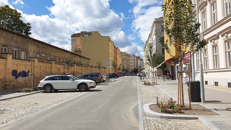 Zrekonstruovaná Gorkého ulice v Brně, do které zástupci města vrátí cykloobousměrku.