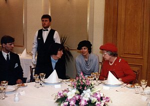 Ten, co obsluhoval anglickou královnu. Tak si v dobrém občas dobírají kamarádi a kolegové Michala Řičánka. Zaměstnance brněnského hotelu International, který zajišťoval pohoštění a servis při návštěvě britské královny Alžběty II. v roce 1996.